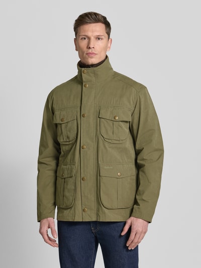 Männermodel trägt Regular Fit Jacke aus Baumwoll-Mix Modell 'SANDERLING' von Barbour, Optik: Unifarben, Olivgrün, Ganzkörperansicht von vorne.