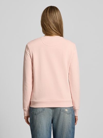 Frauenmodel trägt Sweatshirt mit Label-Stitching und Rundhalsausschnitt von Gant in Rosa, Reine Baumwolle, Regular-Fit, Ganzkörperansicht Rückansicht.