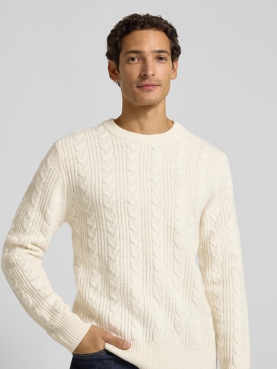 Männermodel trägt Regular Fit Pullover aus reiner Wolle Modell 'Atriton' von Matinique in effen kleuren met kabelpatroon, gebreide look, mat, structuur, ronde hals, lange mouw, geribde mouwboord en rompzoom, Materiaalverwerking: knitwear, Materiaal: zuiver wol, Ganzkörperansicht von vorne.