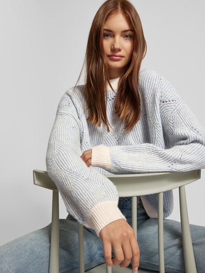 Pieces Loose Fit Strickpullover mit abstraktem Strickmuster Modell 'JENNA' Hellblau 3