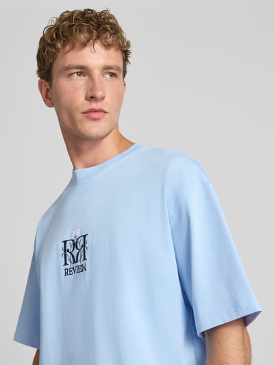 Męski t-shirt 'T-Shirt mit Label-Stitching und Rundhalsausschnitt' od REVIEW, bawełna, krój relaxed fit, wyhaftowane logo, okrągły dekolt, jasnoniebieski, Długość tyłu w rozmiarze M: 69 cm, zdjęcie z przodu, zbliżenie na górną część ciała.