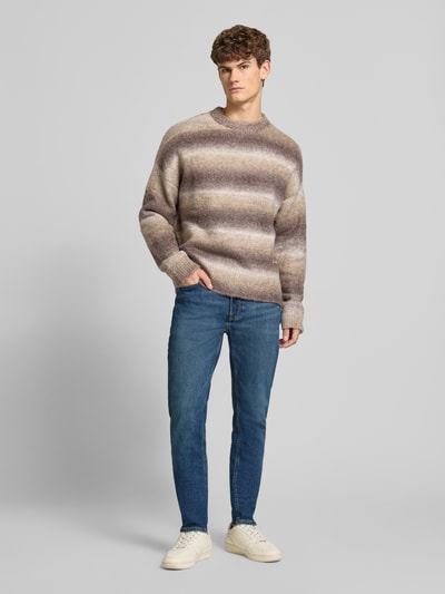 Männermodel trägt Jeans mit 5-Pocket-Design von Calvin Klein Jeans in Blau, Slim Fit, Baumwoll-Elasthan-Mix, Ganzkörperansicht von vorne.