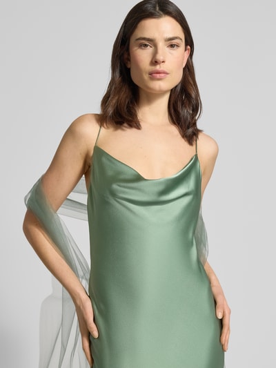 Modelka kobieca nosi Regular Fit Abendkleid mit Rückenausschnitt von Unique z satyny, kolor jasna zieleń, krój regular fit, cienkie ramiączka, Szerokość w rozmiarze 36: 40 cm, długość tyłu 128 cm, ujęcie: z przodu, zbliżenie na górną część ciała.