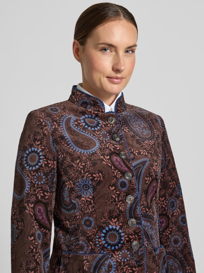 Frauenmodel trägt Slim Fit Blazer mit Viskose-Anteil und Stehkragen von White Label in Braun mit blauem Muster, Nahaufnahme Oberkörper. Material-Mix, Knopfleiste, aufgesetzte Eingrifftaschen, Zierbordüre, Rückenlänge 63 cm, Brustweite 44 cm, Ärmellänge 64 cm.