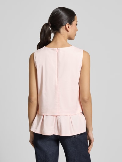 Männermodel trägt Blusenshirt mit Volantsaum und okrągły dekolt von Marc Cain, mieszanka bawełny i wiskozy z dodatkiem wiskozy, prosty krój, zamek błyskawiczny z tyłu, długość tyłu w rozmiarze 36: 59 cm, widok na całą sylwetkę z tyłu.