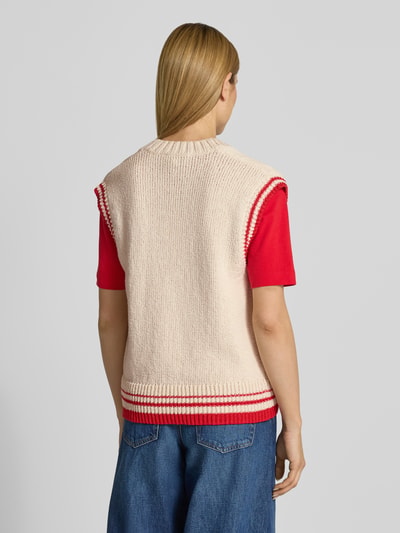 Vrouwenmodel draagt Loose Fit Pullunder uit katoenmix model 'ICONIC A COLLEGE' van Armedangels, effen kleuren, gebreide look, gestikt logo, contraststrepen, v-hals, rompzoom geribd, materiaalverwerking: knitwear, detailopname rugaanzicht