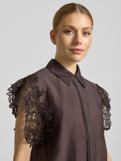 Frauenmodel trägt Regular Fit Bluse mit Spitzenbesatz Modell 'MOLLY' von Copenhagen Muse in Dunkelbraun, Material-Mix, Nahaufnahme Oberkörper.