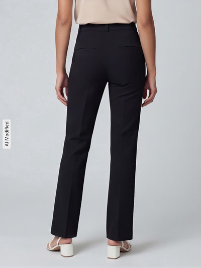 Vrouwenmodel draagt zwarte regular fit smalle broek met model 'FLEUR' van CAMBIO, Dames broek, full body achteraanzicht.