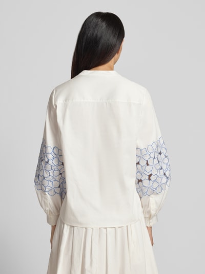 Männermodel trägt Regular Fit Bluse mit Stitchings von HERZENS, biały bawełniano-elastanowy materiał, niebieskie hafty, krój regular fit, długość tyłu 64 cm, długość rękawa 61 cm, widok całej sylwetki z tyłu.