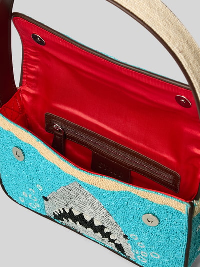 Produktfoto, Handtasche mit Pailletten Modell 'TOMMY' von Staud mit türkisfarbener und silberner Pailletten-Oberfläche, rotem Innenfutter, Überschlag mit Magnetverschluss, Tragehenkel, Hauptfach mit Reißverschlussfach, Maße: 26x16x5 cm, Schulterriemen 60 cm.
