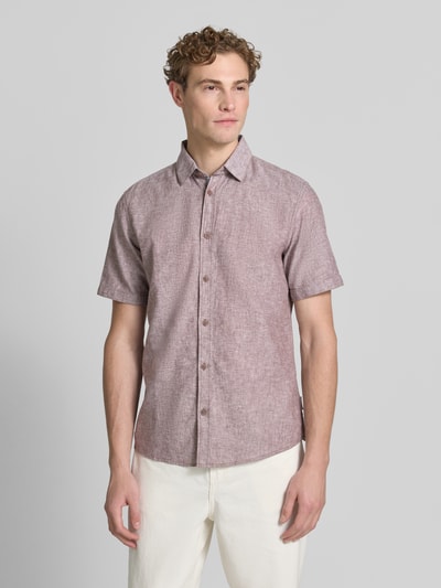 Männermodel trägt Regular Fit Freizeithemd aus Leinen-Baumwolle-Mix von Tom Tailor, Optik: Unifarben, Kurzarm, Ganzkörperansicht von vorne.
