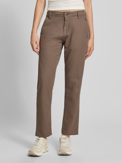 Vrouwenmodel draagt straight fit dames chino van g-star in effen kleuren, labeldetail, riemlussen, puur katoen, gevlamd garen, steekzakken, knoop- en ritssluiting, Ganzkörperansicht van voren