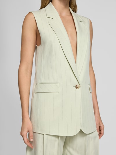 Frauenmodel trägt Regular Fit Anzugweste mit Leinen-Anteil Modell 'JAKILY' von BOSS Orange mit Nadelstreifen-Muster, Twill, hell, Pattentaschen, 1-Knopf-Verschluss, Lyocell-Baumwoll-Leinen-Mix, Ganzkörperansicht von vorne.