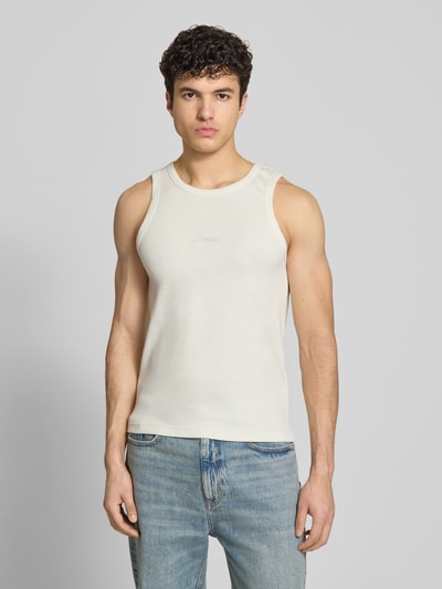 Männermodel trägt cremefarbenes Tanktop mit Logo-Stitching Modell 'The Embroidery' von PROHIBITED aus Baumwoll-Mix, Feinripp, Körpernaher-Schnitt, Rundhalsausschnitt, Rückenlänge bei Größe M 56 cm, Ganzkörperansicht von vorne.
