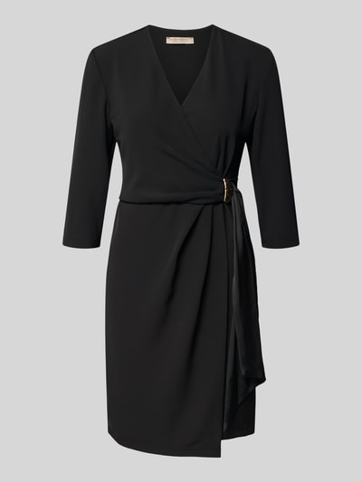 Produktfoto, Knielanges Cocktailkleid in Wickel-Optik von Rinascimento in Schwarz, Mix materiałowy ze stretchem, prosty krój, długość do kolan, 3/4 rękaw, długość tyłu w rozmiarze S: 90 cm, szerokość w rozmiarze S: 46 cm, długość rękawa w rozmiarze S: 44 cm
