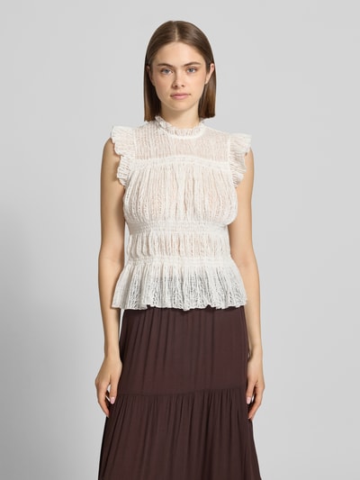Frauenmodel trägt Slim Fit Blusentop mit Rüschenkragen Modell 'SHAILA' von Only, Optik: Unifarben, Raffung, Häkel-Details, Rundhals, 1-Knopf-Verschluss, Ganzkörperansicht von vorne.