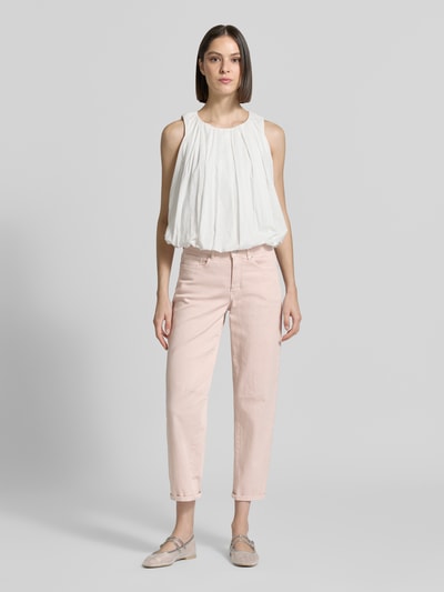 Frauenmodel trägt Straight Fit Jeans im 5-Pocket-Design Modell 'Melly' von OPUS PANTS aus Baumwoll-Mix in Hellrosa, Ganzkörperansicht von vorne.