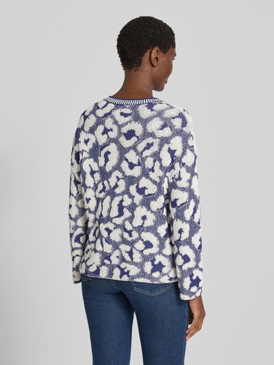 Männermodel trägt Relaxed Fit Pullover in Strick-Optik von Marc Cain, Mieszanka bawełny, krój relaxed fit, imitacja dzianiny, okrągły dekolt, Ganzkörperansicht Rückansicht