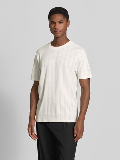 Männermodel trägt Regular Fit T-Shirt mit Allover-Loch-Stitching von JAKE*S STUDIO MEN aus Reine Baumwolle, Kurzärmelig, Rundhalsausschnitt, Rückenlänge bei Größe M 68 cm, helle Farbe, strukturierte Oberfläche, Ganzkörperansicht von vorne.