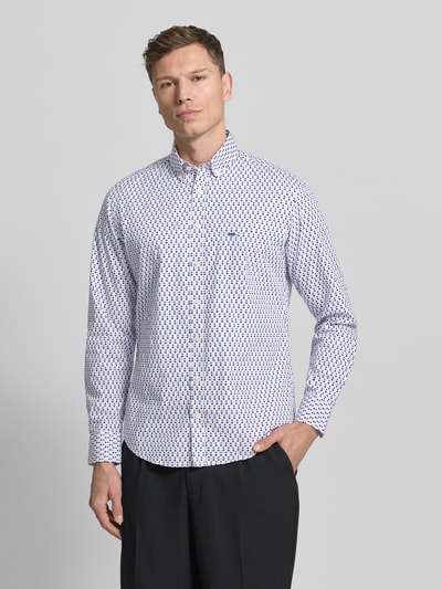 Männermodel trägt Slim Fit Freizeithemd mit Logo-Stitching von Fynch-Hatton, weiß mit blauem Muster, reine Baumwolle, Knopfleiste, Brusttasche, Button-Down-Kragen, Langärmelig, Ganzkörperansicht von vorne.