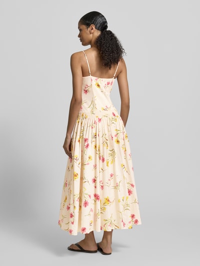 Frauenmodel trägt Midikleid mit verstellbaren Trägern von Jake*s Collection in Creme mit floralem Muster, Taillierter Schnitt, blickdichtes Unterkleid, Rückenlänge 112 cm, Brustweite 42 cm, Ganzkörperansicht Rückansicht.