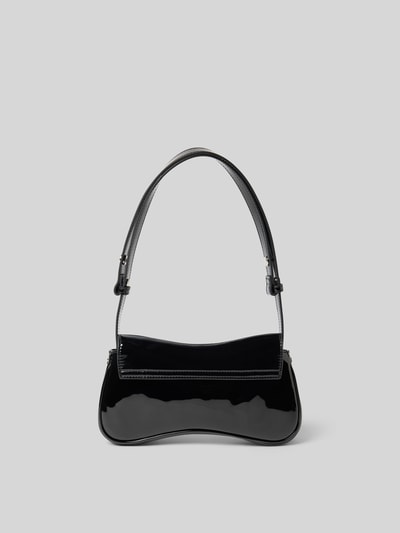 Produktfoto, schwarze Shoulder Bag mit Überschlag von Diesel, glänzende Oberfläche, schmaler Schulterriemen, sichtbares Logo-Detail.
