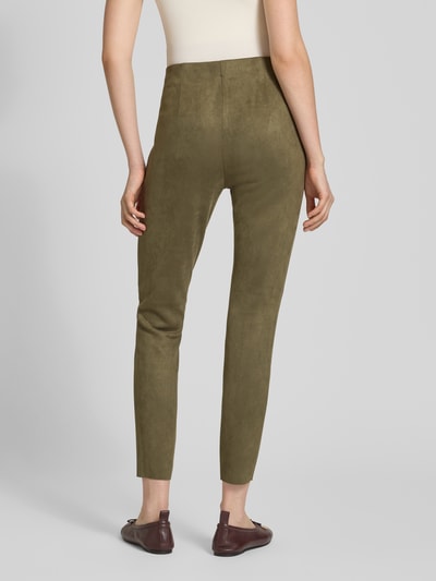 Kobieta nosi Slim Fit Hose in verkürzter Passform od Christian Berg Woman, oliwkowa, welurowa faktura, krój slim fit, widok z tyłu, Szerokość w rozmiarze 36: 37 cm, długość wewnętrzna nogawki 73 cm.