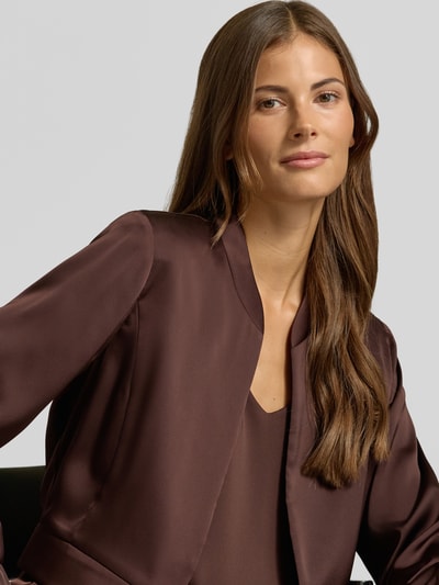 Frauenmodel trägt Cropped Kurzblazer ohne Verschluss von Vera Mont in Dunkelbraun, glatte Oberfläche, Nahaufnahme Oberkörper, Damen Kurzblazer von VM by Vera Mont