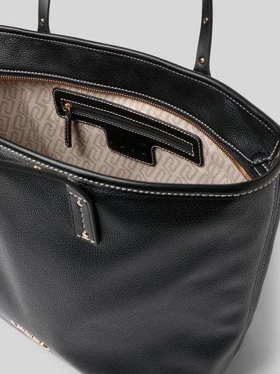 Produktfoto, Tote Bag mit Logo-Applikation Modell 'Evrim' von Liu Jo White, schwarze strukturierte Oberfläche, Innenfutter mit Muster, goldene Details