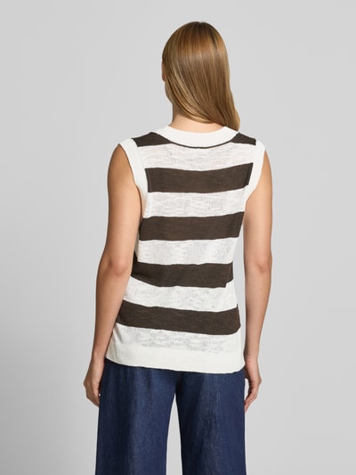 Frauenmodel trägt Relaxed Fit Top aus Viskose-Mix Modell 'Vicky' von FREE/QUENT, cremeweiß mit braunen Streifen, Strick-Optik, Rückenlänge 58 cm, ärmellos, Ganzkörperansicht Rückansicht.