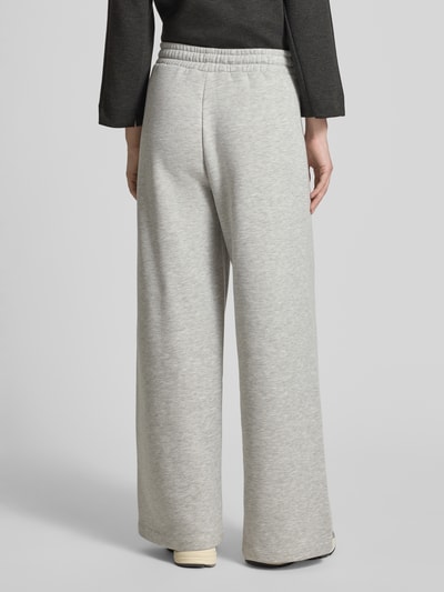 Rich & Royal Spodnie dresowe o kroju flared fit z obszyciem ozdobnymi kamieniami Jasnoszary 5