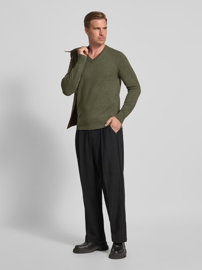 Christian Berg Men Strickpullover aus Wolle-Kaschmir-Mix mit V-Ausschnitt Oliv Melange 1