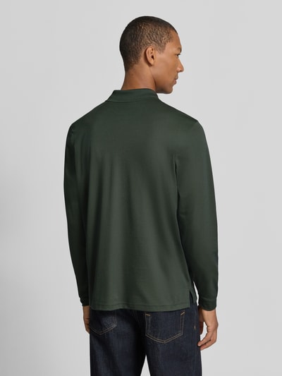 Männermodel draagt Regular Fit Poloshirt uit katoenmix van RAGMAN, Heren poloshirt, Borstzak, elastische boorden, lange mouwen, ruglengte maat M 70 cm, Ganzkörperansicht Rückansicht.