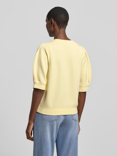 Vrouwenmodel draagt Regular Fit Sweatshirt aus Modal-Mix van s.Oliver RED LABEL, look: effen, pasvorm: regular fit, plooidetails, crew neck, pofmouwen, scuba, materiaal: modalmix, lichtgeel, zachte textuur, Ganzkörperansicht Rückansicht.