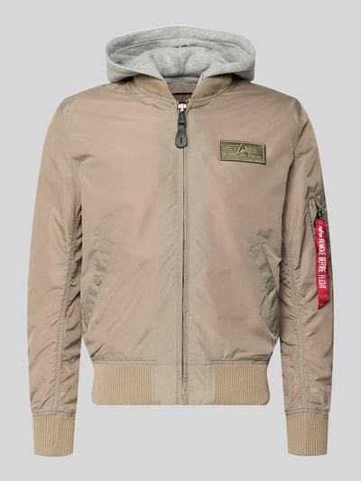 Produktfoto, Blouson mit Logo-Anhänger Modell 'MA-1 TT' von Alpha Industries in Beige, lockere Passform, Sweat-Kapuze, Armtasche, Label-Patch, elastische Abschlüsse, durchgehender Reißverschluss, glatte Textur