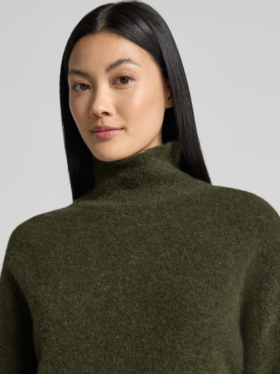 Vrouwenmodel draagt Regular fit pullover uit mix van wol en alpaca Model 'Nola' van Samsøe Samsøe, tricotlook, col, Nahaufnahme bovenlichaam.