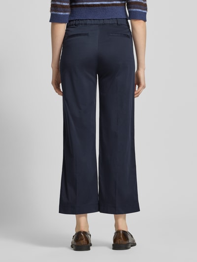 Frauenmodel trägt Culotte mit Eingrifftaschen Modell 'Peggy' von Raphaela By Brax in Dunkelblau, verkürzte Passform, Baumwoll-Elasthan-Mix, Ganzkörperansicht Rückansicht.