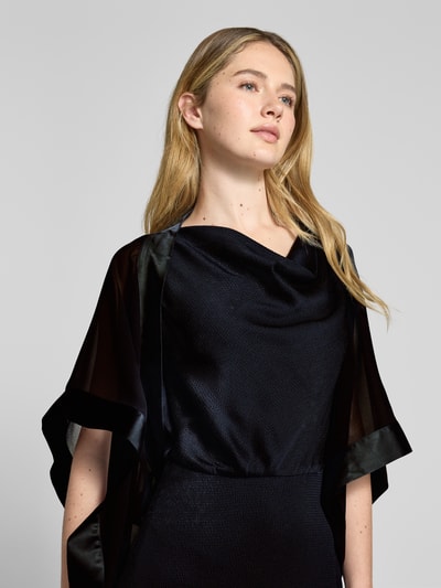 Modelka nosi Bolero mit weitem Arm od Vera Mont, czarny, luźny krój, półprzezroczysty, szeroki rękaw, 1/2-rękaw, długość tyłu w rozmiarze S: 32 cm, zbliżenie na górną część ciała z przodu.