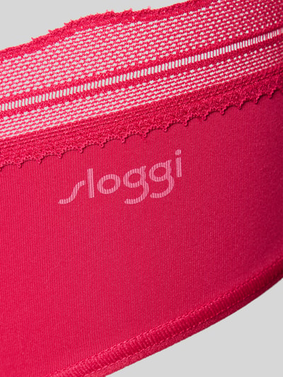 Produktfoto, Slim Fit Slip mit Spitzenbesatz von Sloggi in kräftigem Pink, elastischer Material-Mix, feine Spitze, Logo-Detail gut sichtbar
