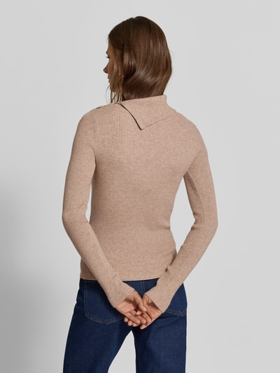 Frauenmodel trägt Slim Fit Pullover aus Viskose-Mix in Strick-Optik von MYON, beige, Knopfleiste, Rückansicht, Ganzkörperansicht.