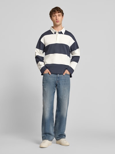 Männermodel trägt Sweatshirt mit Polokragen Modell 'UPSTATE' von Jack & Jones, Reine Baumwolle, Lockerer-Schnitt, Ganzkörperansicht von vorne.
