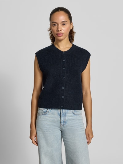 Frauenmodel trägt dunkelblaue Regular Fit Strickweste aus Woll-Mix Modell 'LULU' von Selected Femme, Damen Strickweste, Ganzkörperansicht von vorne.