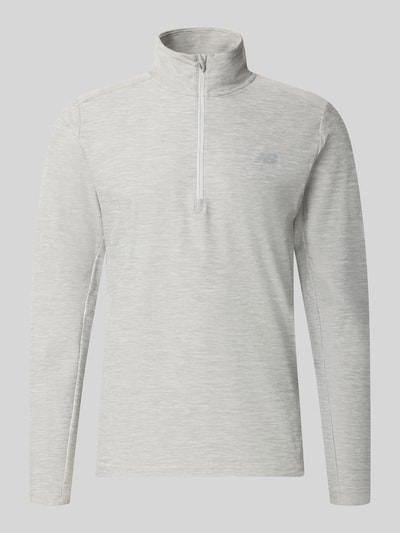 Produktfoto, Regular Fit Sweatshirt mit Troyer-Kragen von New Balance in hellem Grau, elastischer Material-Mix, Logo-Print, langärmlig, neutraler Hintergrund