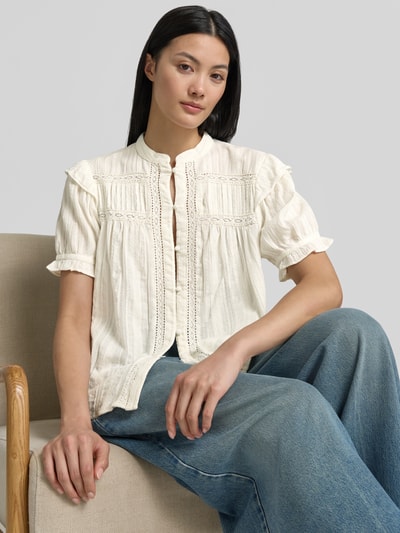 Frauenmodel trägt Regular Fit Bluse mit Stehkragen und Häkelspitze von Jake*s Casual aus Reine Baumwolle, cremefarben, Nahaufnahme Oberkörper. Rückenlänge bei Größe 36: 53 cm, Ärmellänge: 25 cm, Knopfleiste vorn, feine Struktur und romantische Häkelspitze.