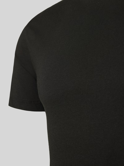 Männermodel trägt Slim Fit T-Shirt aus reiner Baumwolle im 3er-Pack von Polo Ralph Lauren Underwear, Optik: Unifarben, Jersey-Textur, Nahaufnahme Oberkörper.