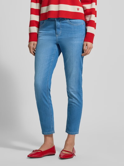 Vrouwenmodel draagt lichte slim fit Jeans met steekzakken Model 'Ornella' van Angels, katoenmix met stretch, voorkant, detailopname.