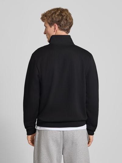 Männermodel trägt Regular Fit Sweatshirt mit Troyer Modell 'EVOLUTION' van The North Face, katoenmix, elastische boordjes, logostitching, zwart, ruglengte maat M 67 cm, mouwlengte maat M 68 cm, ganzlichaamsaanzicht van achteren.
