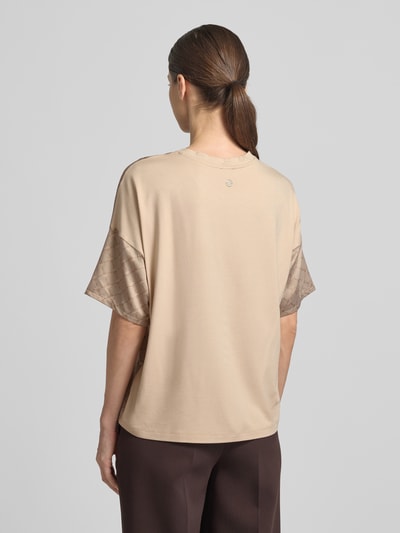Frauenmodel trägt T-Shirt aus Viskose-Elasthan-Mix Modell 'Tracy' von JOOP! in Beige mit Allover-Look, Rückansicht, Ganzkörperansicht