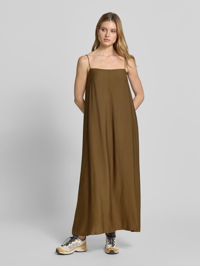 Frauenmodel trägt Maxikleid mit Spaghettiträgern und Karree-Ausschnitt von Style Icon Collection, braun, Lockerer-Schnitt, Ganzkörperansicht von vorne.