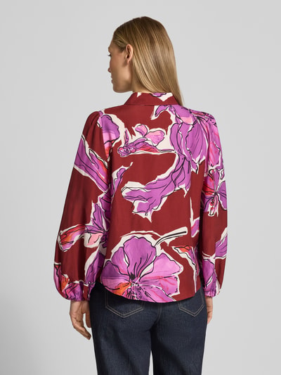 Frauenmodel trägt Bluse aus Viskose-Mix mit Ballonärmeln und Knopfleiste von Rich & Royal, rot-lila Blumenmuster, Rückenansicht, gerader Schnitt, Hemdblusenkragen, elastischer Ärmelabschluss, Bluse mit Leinen-Anteil